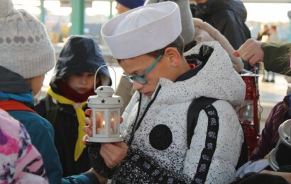 VIDEO: Do Pardubic dorazilo Betlémské světlo. Z Brna ho čekala dvouhodinová cesta vlakem