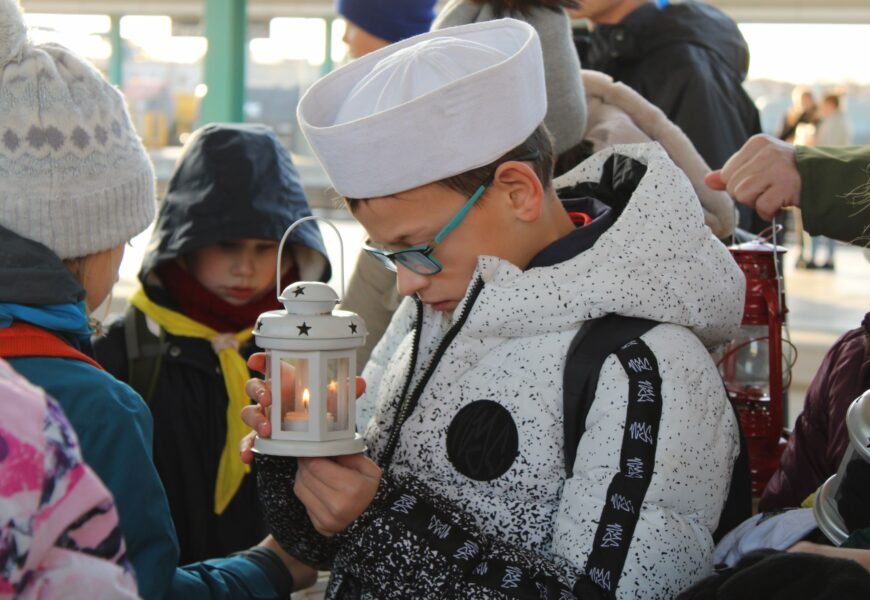 VIDEO: Do Pardubic dorazilo Betlémské světlo. Z Brna ho čekala dvouhodinová cesta vlakem