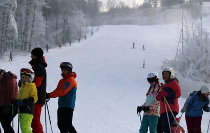 VIDEO: Otevřeno. Ski areál v Hlinsku vítal první lyžaře