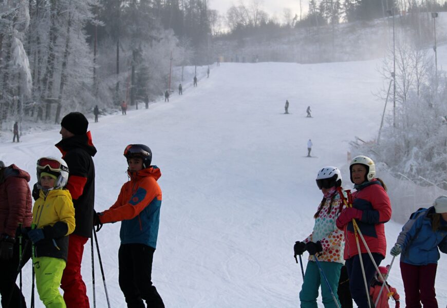 VIDEO: Otevřeno. Ski areál v Hlinsku vítal první lyžaře