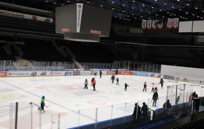 VIDEO: Místní z Duban zaplnili ledovou plochu v Enteria aréně