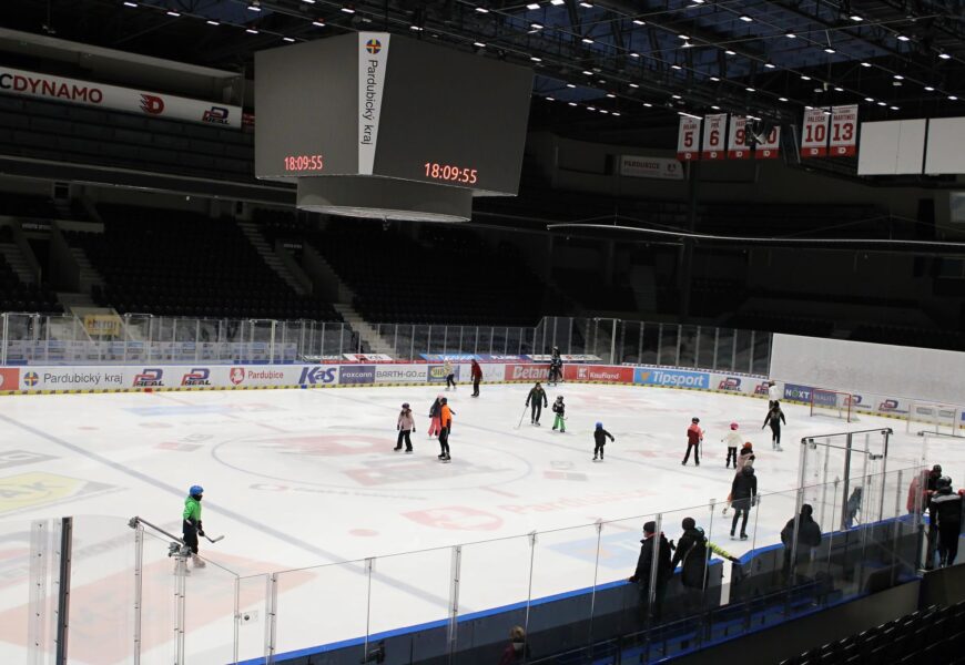 VIDEO: Místní z Duban zaplnili ledovou plochu v Enteria aréně