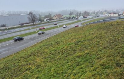 Mladí řidiči s jejich mentory dokončili školení na  polygonu ve Vysokém Mýtě