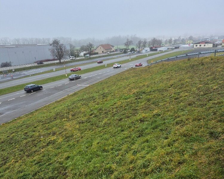 Mladí řidiči s jejich mentory dokončili školení na  polygonu ve Vysokém Mýtě