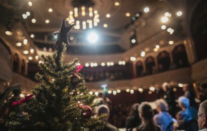 Štědronoční zpívání ve Východočeském divadle vyneslo téměř 150 tisíc korun. Peníze poputují na charitu Štědronoční zpívání ve Východočeském divadle vyneslo téměř 150 tisíc korun. Peníze poputují na charitu