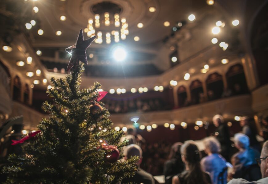 Štědronoční zpívání ve Východočeském divadle vyneslo téměř 150 tisíc korun. Peníze poputují na charitu