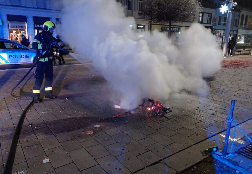 Silvestrovské oslavy se v Pardubickém kraji neobešli bez pomoci hasičů