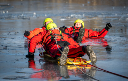 Hasiči trénovali jak vyprostit tonoucího z ledové vody