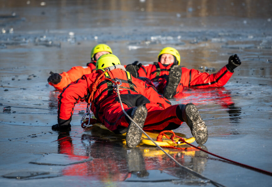 Hasiči trénovali jak vyprostit tonoucího z ledové vody