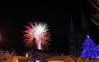 VIDEO: Chrudim rozzářil tišší novoroční ohňostroj. Sledovaly ho tisíce návštěvníků