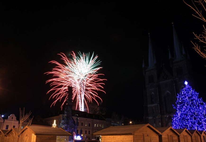 VIDEO: Chrudim rozzářil tišší novoroční ohňostroj. Sledovaly ho tisíce návštěvníků