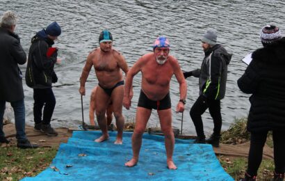 VIDEO: Labe v Pardubicích patřilo otužilcům