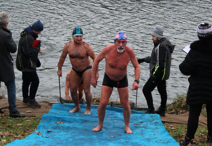 VIDEO: Labe v Pardubicích patřilo otužilcům