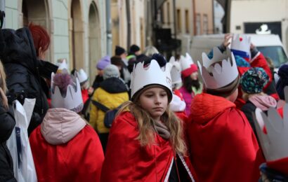 VIDEO: V Pardubicích začala Tříkrálová sbírka. Předcházel jí průvod tří královen