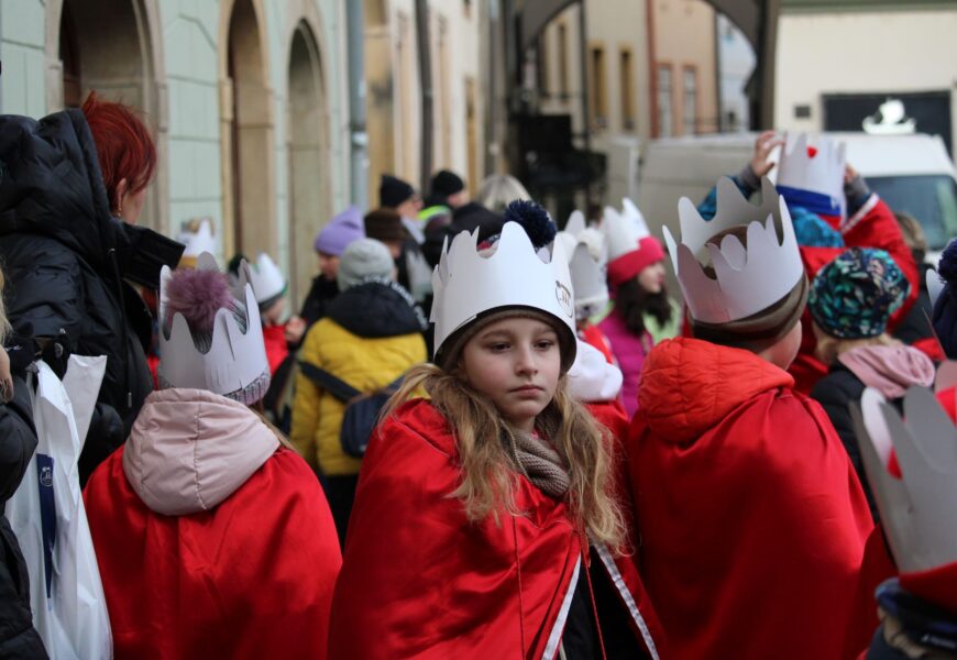 VIDEO: V Pardubicích začala Tříkrálová sbírka. Předcházel jí průvod tří královen