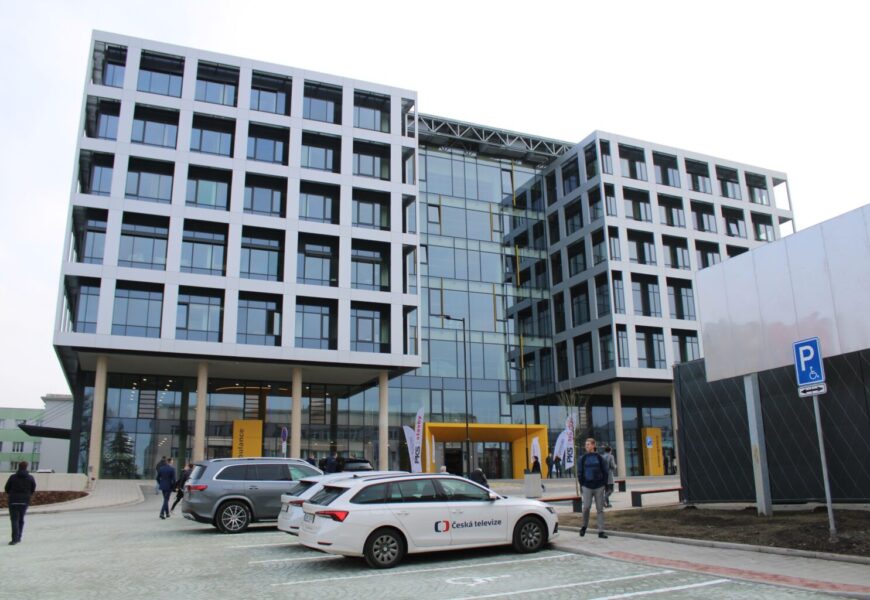 Zaměstnancům v nemocnicích se zvednou platy. V lednu navíc obdrží odměnu