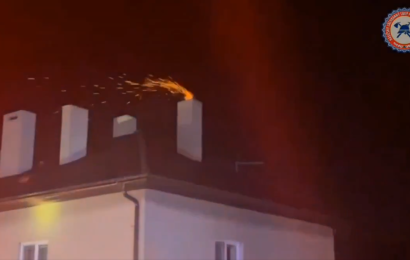 VIDEO: Hasiči ve čtvrtek večer zasahovali u požáru v bytovém domě v Zaječicích. Hořely saze v komíně