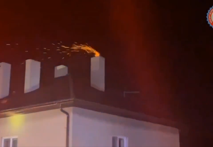 VIDEO: Hasiči ve čtvrtek večer zasahovali u požáru v bytovém domě v Zaječicích. Hořely saze v komíně