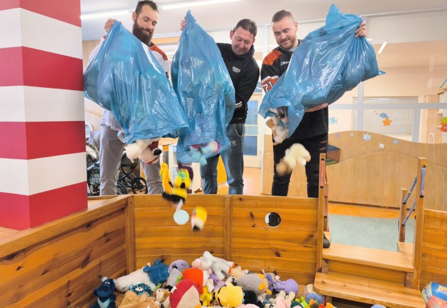 Plyšáci od hokejových fanoušků rozzáří úsměv dětem v nemocnicích