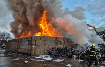 Ve Vysokém Mýtě hořelo v areálu firmy. Na místě zasahovalo 18 jednotek hasičů