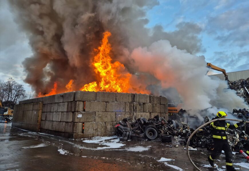 Ve Vysokém Mýtě hořelo v areálu firmy. Na místě zasahovalo 18 jednotek hasičů