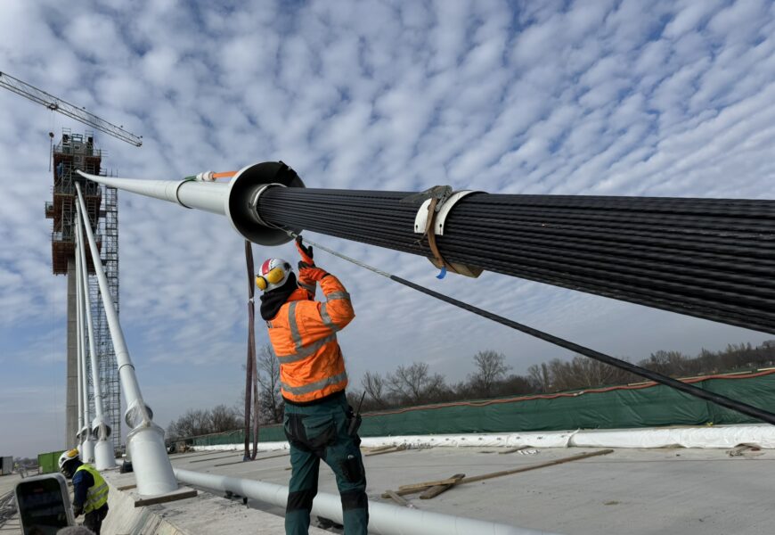 Stavba největšího lanového mostu v Česku je v plném proudu. Stavbaři instalují předposlední závěs