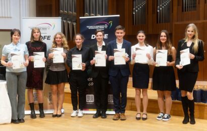 V Domě hudby v Pardubicích si převzalo téměř sto mladých lidí ocenění DofE