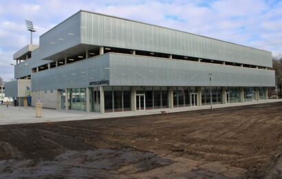 VIDEO: Otevřel se parkovací dům u areny. Pardubice mají o 442 parkovacích míst více