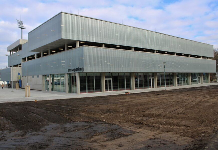 VIDEO: Otevřel se parkovací dům u areny. Pardubice mají o 442 parkovacích míst více