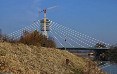 VIDEO: Stavbaři zavěsili všechna lana na největším lanovém mostě v Česku