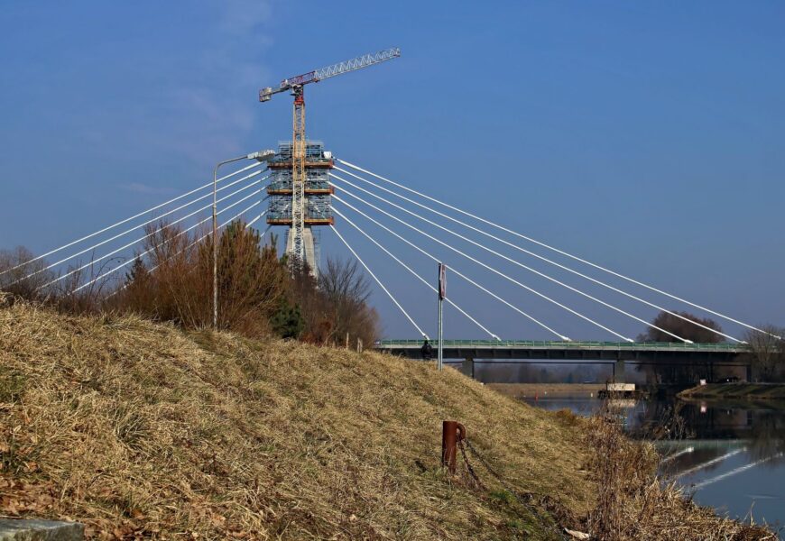 VIDEO: Stavbaři zavěsili všechna lana na největším lanovém mostě v Česku