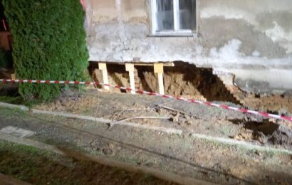 V Bělé na Chrudimsku se zřítila část základové zdi domu