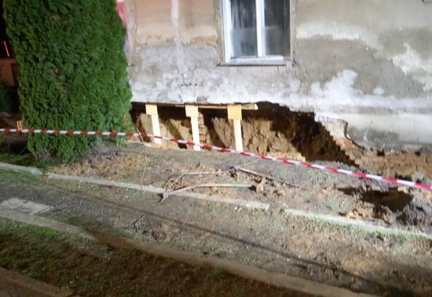 V Bělé na Chrudimsku se zřítila část základové zdi domu V Bělé na Chrudimsku se zřítila část základové zdi domu