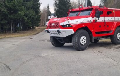 Areálem v Poličce otřásl výbuch. Na místě zasahuje 11 jednotek hasičů včetně speciální hasičské techniky