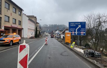 Na silnici I/11 v Jablonném nad Orlicí pracuje ŘSD na zabezpečení svahu. Rekonstrukce se dočkají i přilehlé chodníky