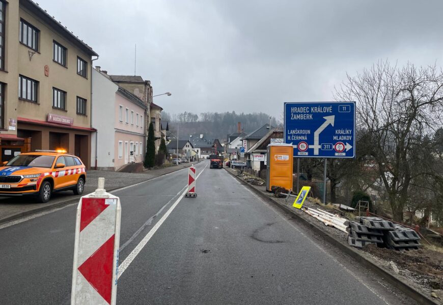 Na silnici I/11 v Jablonném nad Orlicí pracuje ŘSD na zabezpečení svahu. Rekonstrukce se dočkají i přilehlé chodníky