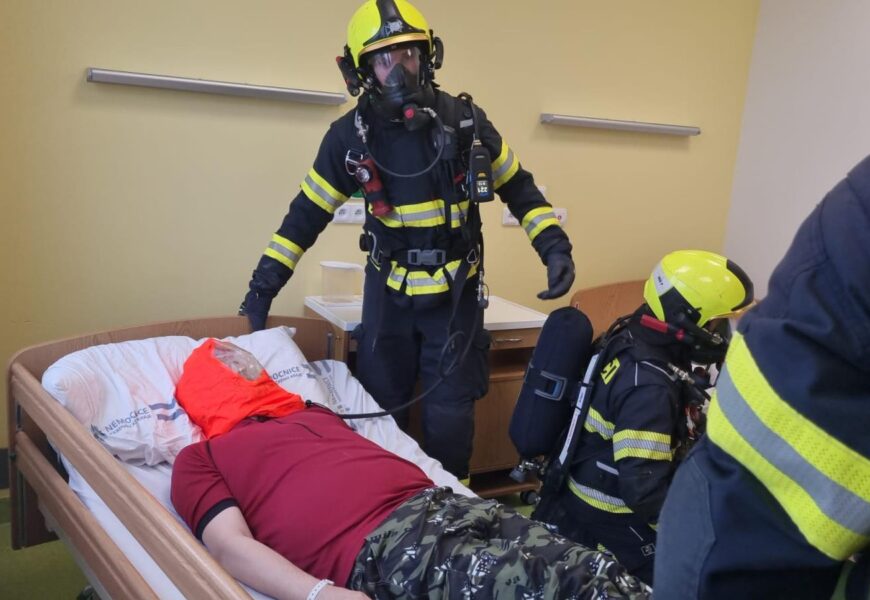 V Pardubické nemocnici hořelo. Naštěstí jen cvičně V Pardubické nemocnici hořelo. Naštěstí jen cvičně