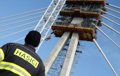 VIDEO: Na největším lanovém mostě v ČR bylo rušno.  Hasiči ho využili k výcviku
