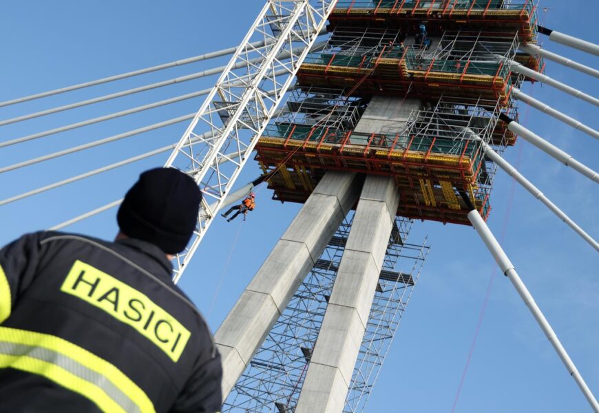 VIDEO: Na největším lanovém mostě v ČR bylo rušno.  Hasiči ho využili k výcviku