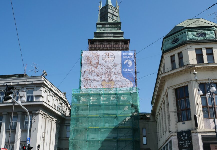 Oprava Zelené brány pokračuje. Nyní se obula do novém hávu