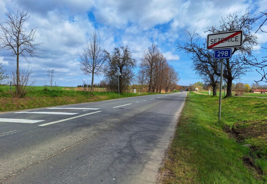 Opravy návozových tras v okolí Sezemic zahájeny, první na řadě je silnice II/298