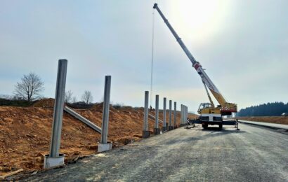 Stavba dálnice D35 z Janova do Opatovce je v plném proudu. Stavbaři instalují protihlukové stěny