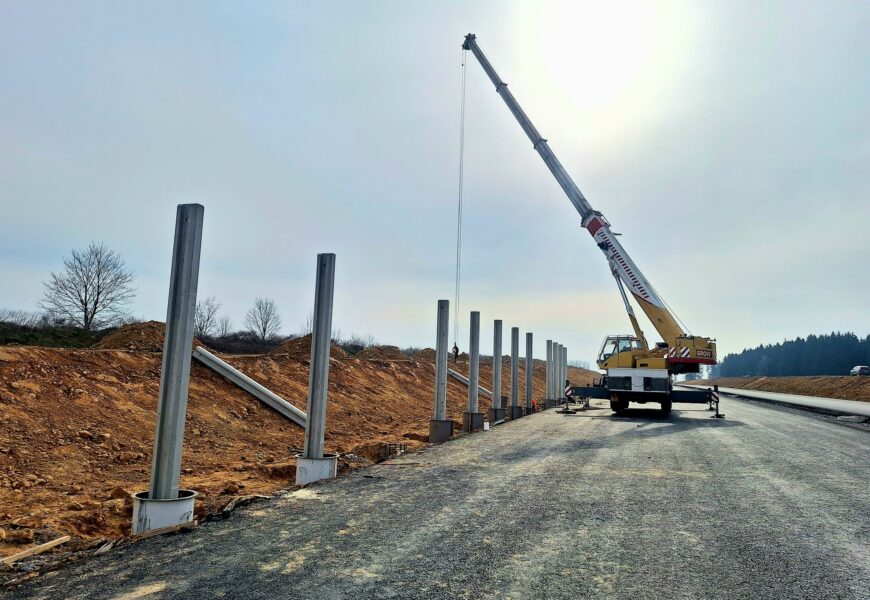 Stavba dálnice D35 z Janova do Opatovce je v plném proudu. Stavbaři instalují protihlukové stěny