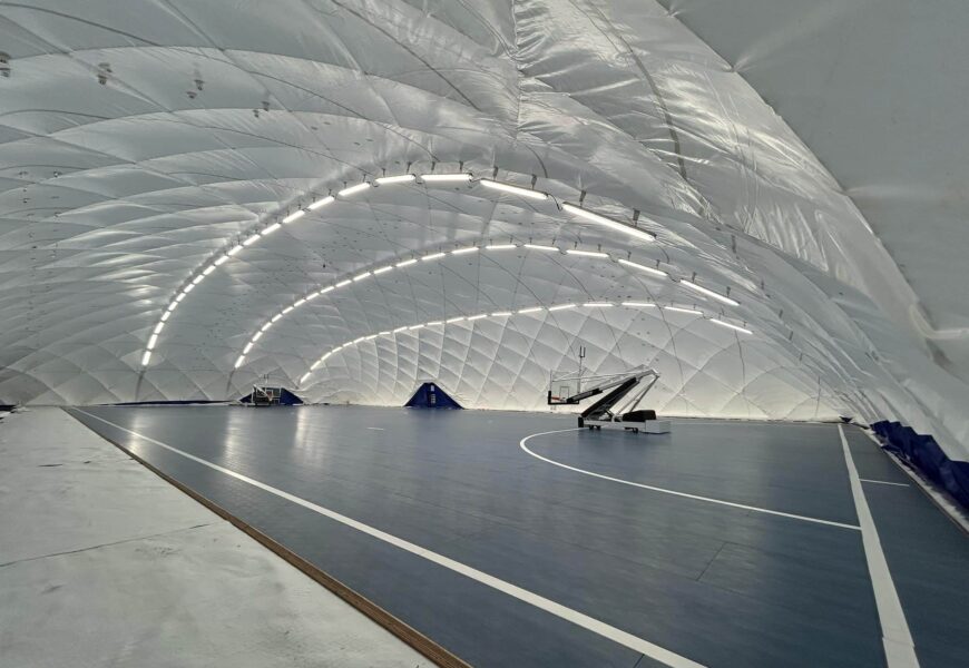 Nová sportovní hala u gymnázia Mozartova dočasně nahradila Duklu