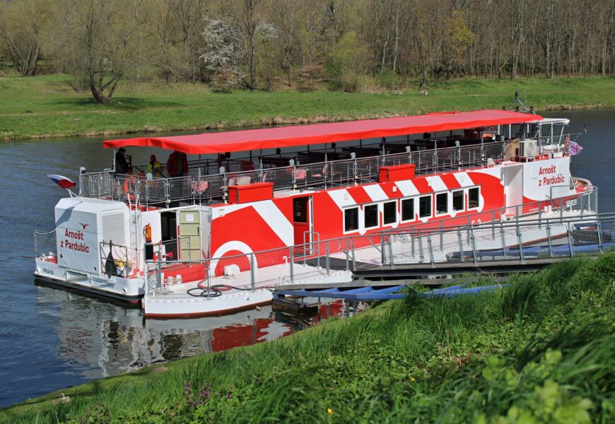 Loď Arnošt se po letech vrátila na Labe. Město Pardubice podpoří její provoz téměř milionem korun