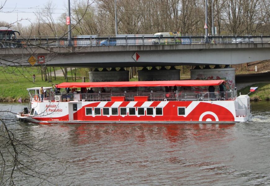 VIDEO: Loď Arnošt z Pardubic zahájila plavbu. O víkendu odstartuje letošní sezónu
