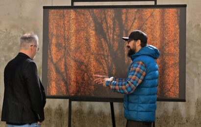 VIDEO: Výstava fotografií Martina Veselého obohatila parkán pardubického zámku