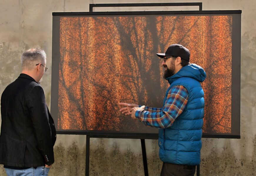 VIDEO: Výstava fotografií Martina Veselého obohatila parkán pardubického zámku