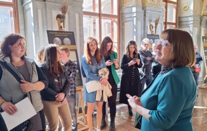 Výstava Východočeského muzea v Pardubicích o historii dolaru zamířila do Senátu