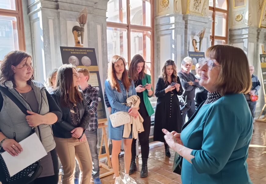 Výstava Východočeského muzea v Pardubicích o historii dolaru zamířila do Senátu